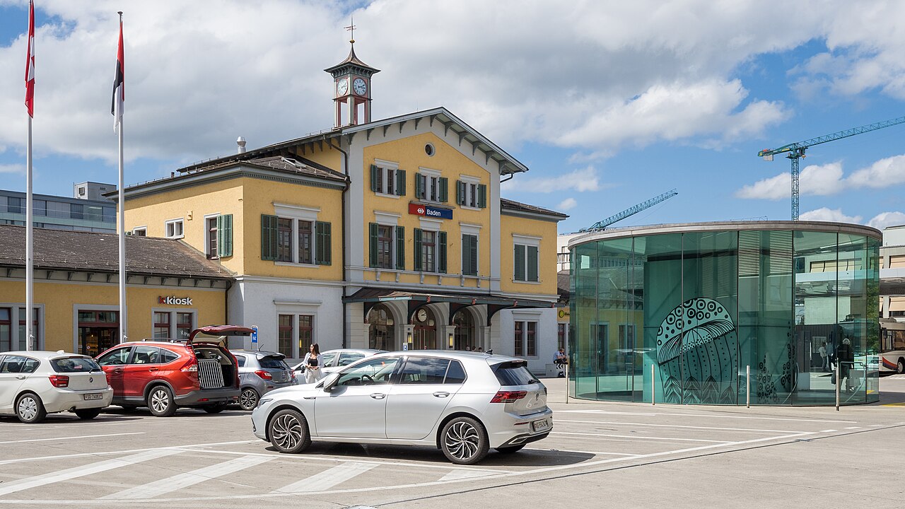 Bahnhof Baden mit Bahnhofplatz