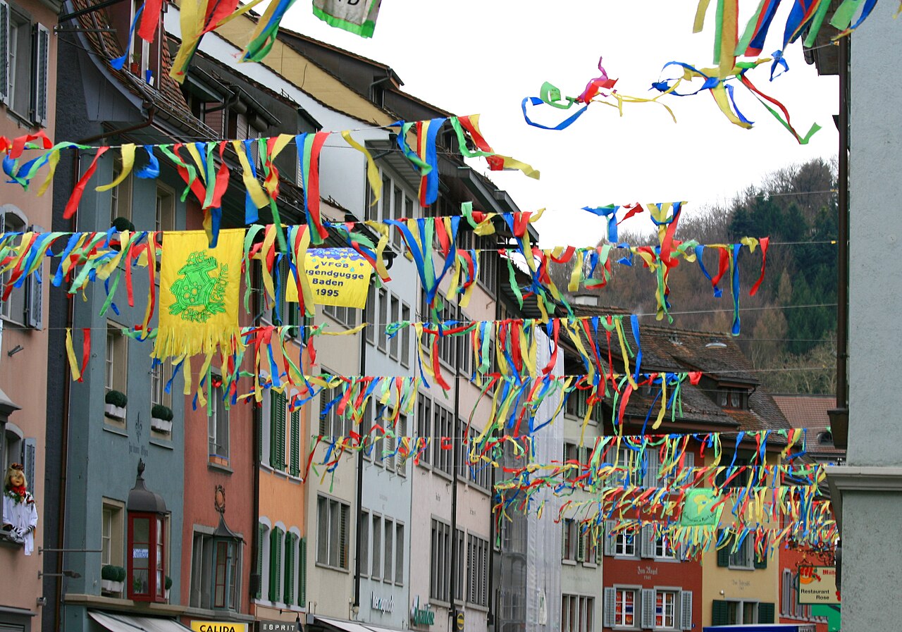 Fasnachtstreiben in der Weiten Gasse in Baden