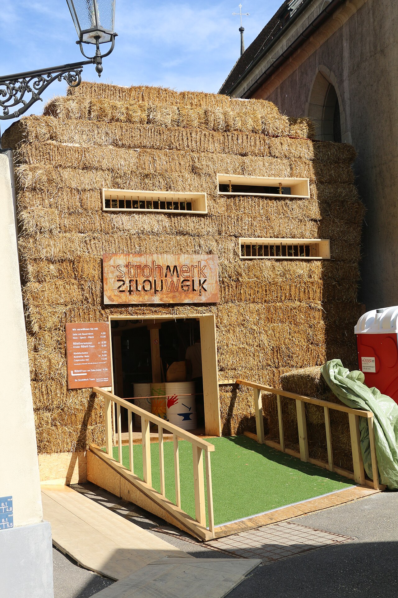 Festbeiz aus Strohballen an der Badenfahrt