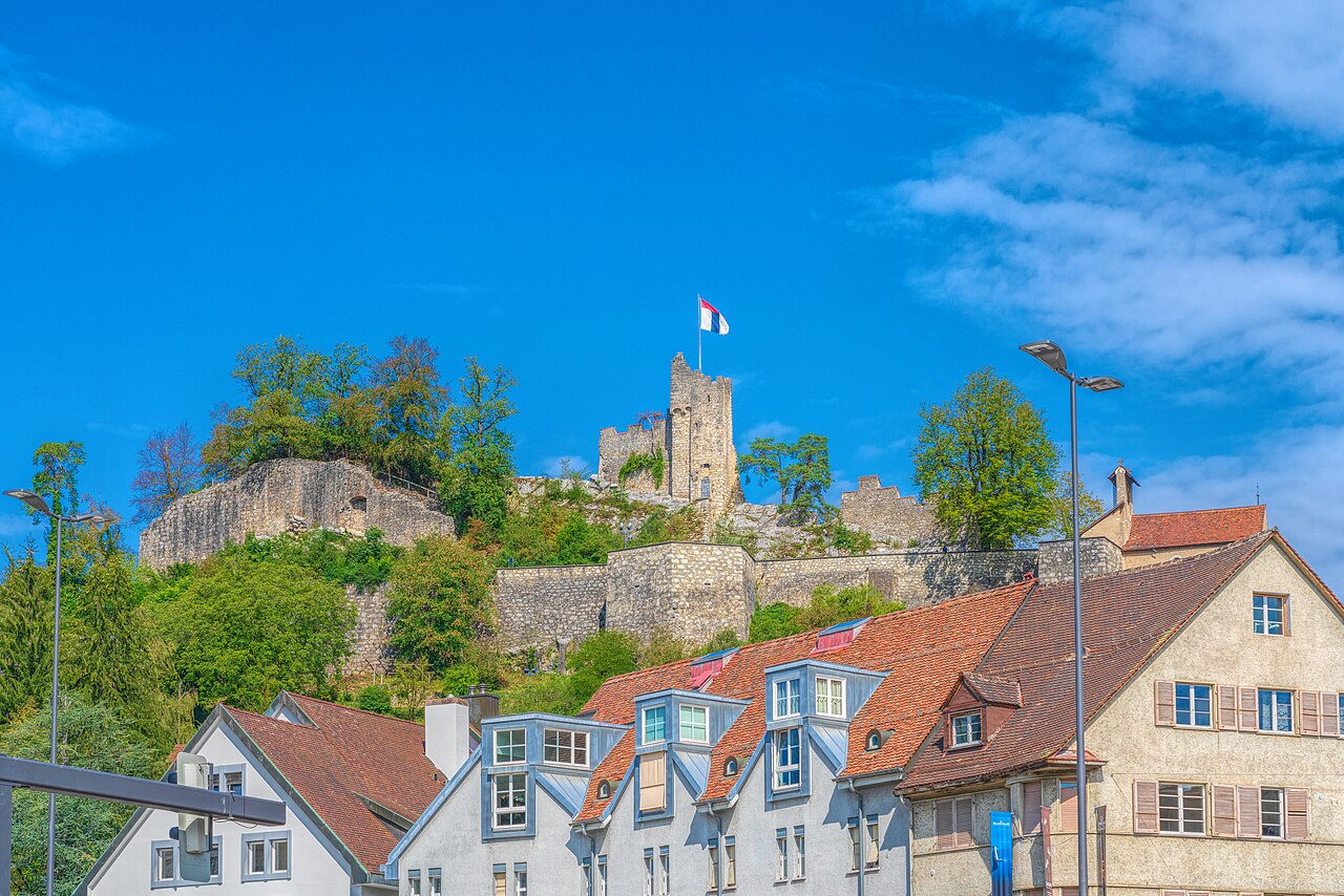 Ruine Stein über den Dächern von Baden