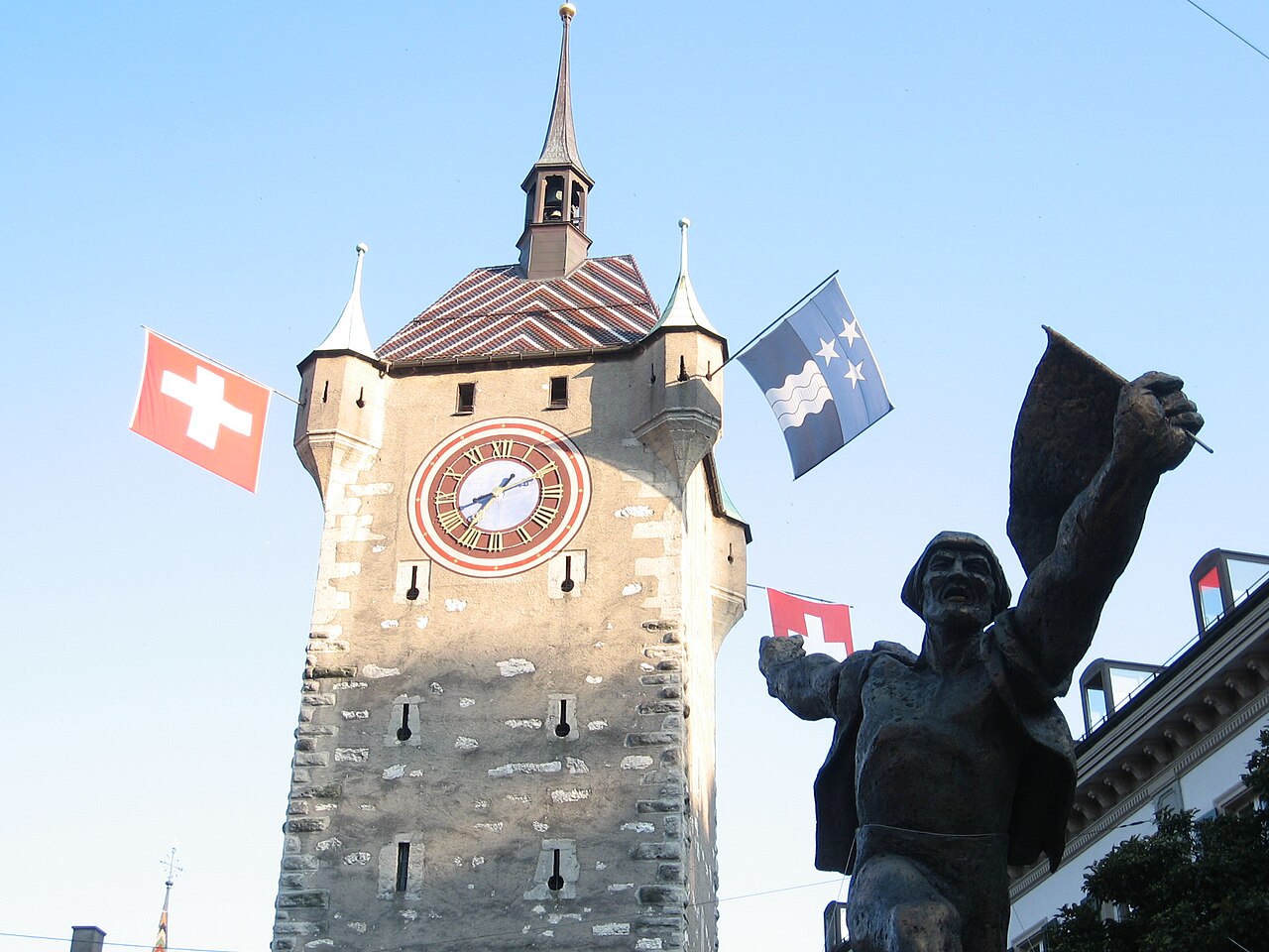 Stadtturm in Baden mit Fahnen während der Badenfahrt